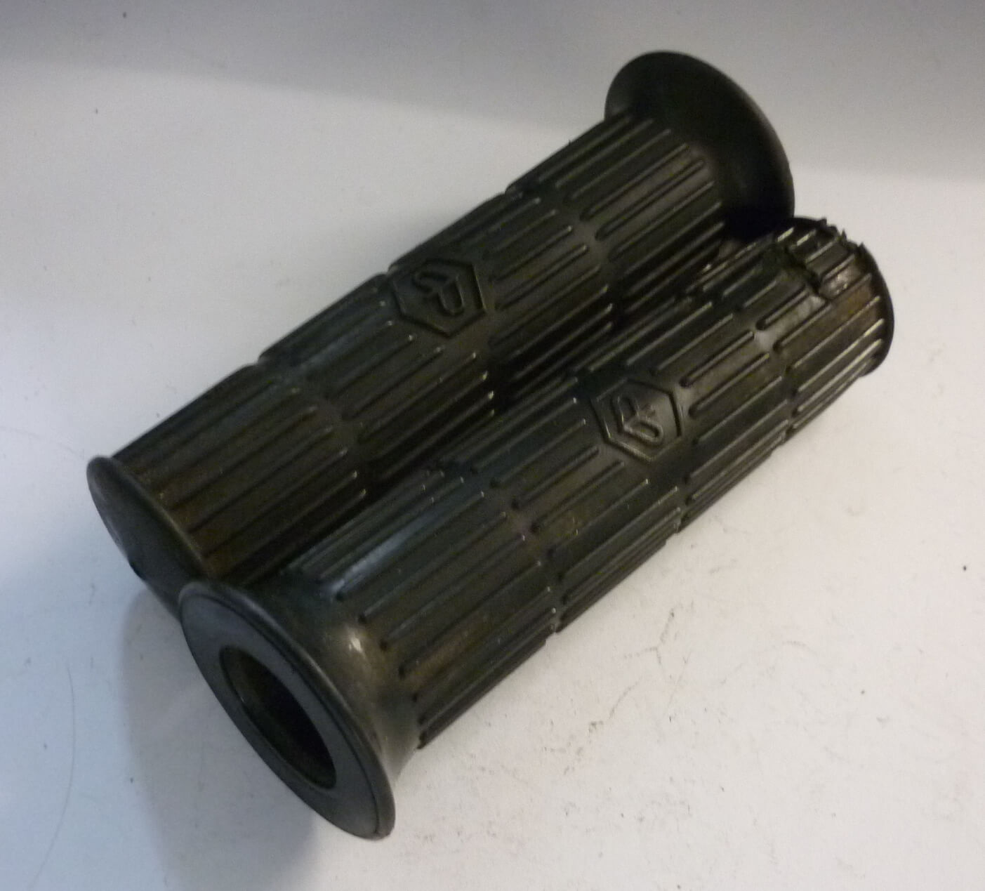 Grip, Vespa 125 / 150 / 180 / 200, 24 mm, black