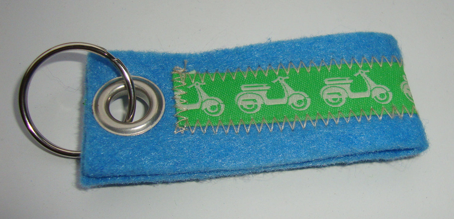 Schlüsselanhänger, Filz, hellblau, Vespa grün weiss