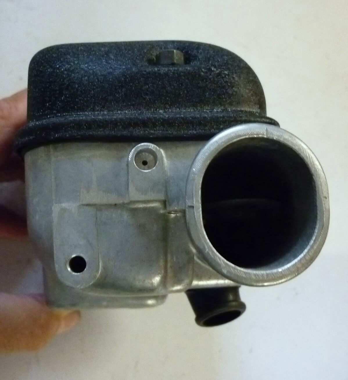 Air cleaner, carburettor casing with choke flap, complete, Vespa 150 VBA1M - VBB1M - VGLA1M, NOS