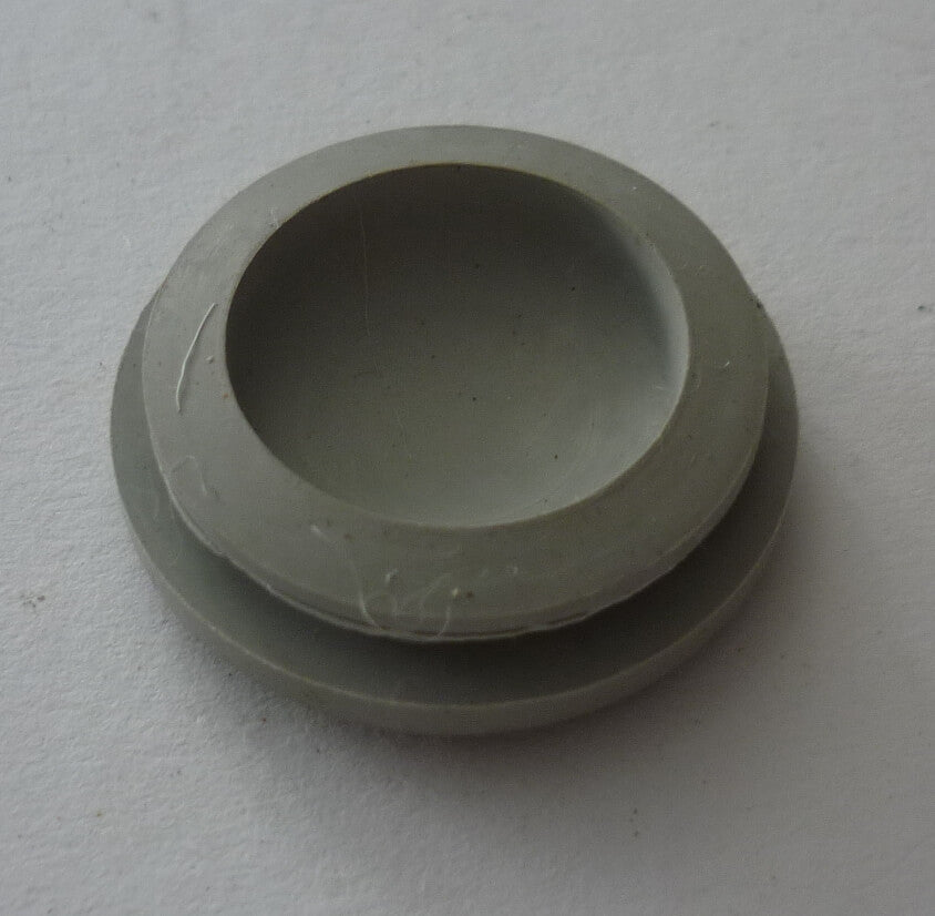 Plug for front wheel hub, Vespa 50 / 90 / 125 PV / ET3