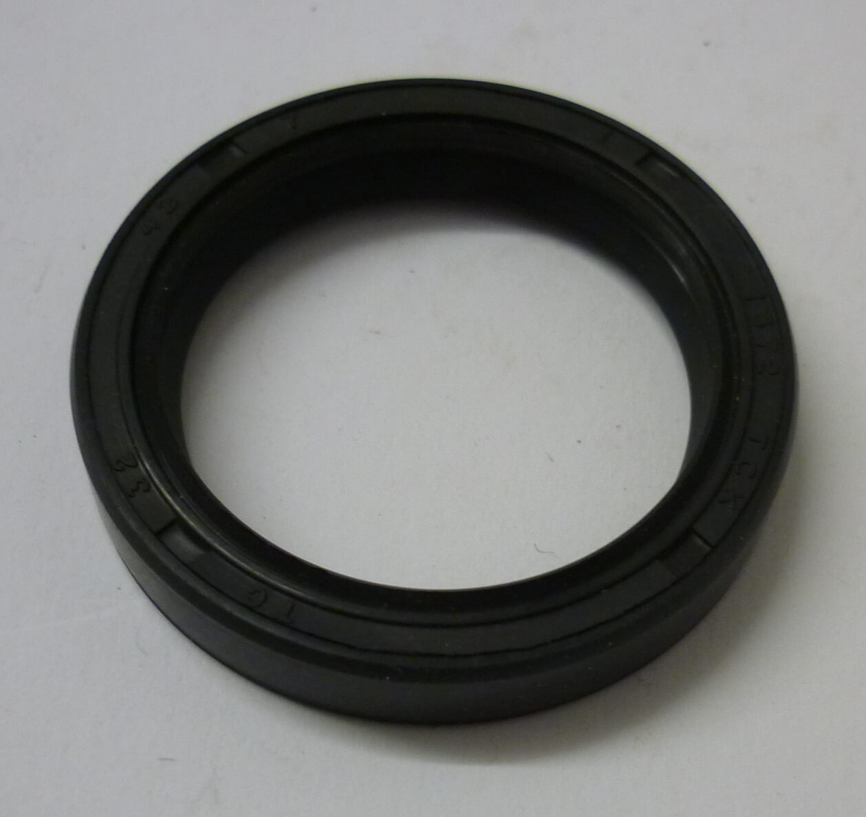 Oil seal, TC 32/42/7 with dust lip