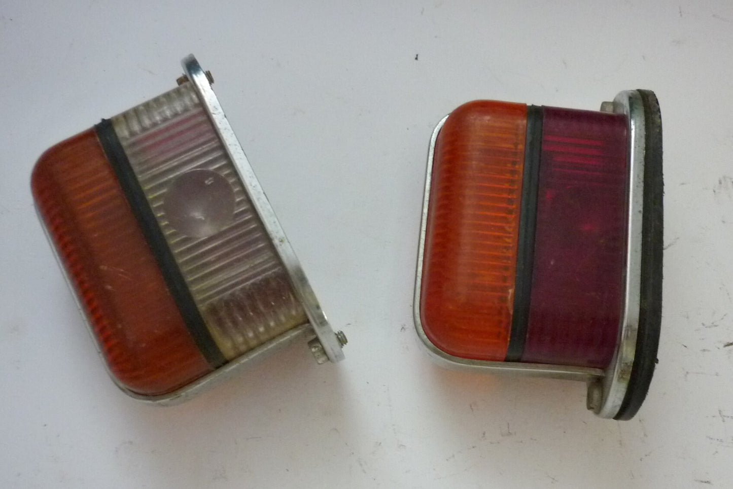 Begrenzungsleuchtensatz, Metall, rot / weisses Glas, Ape ?