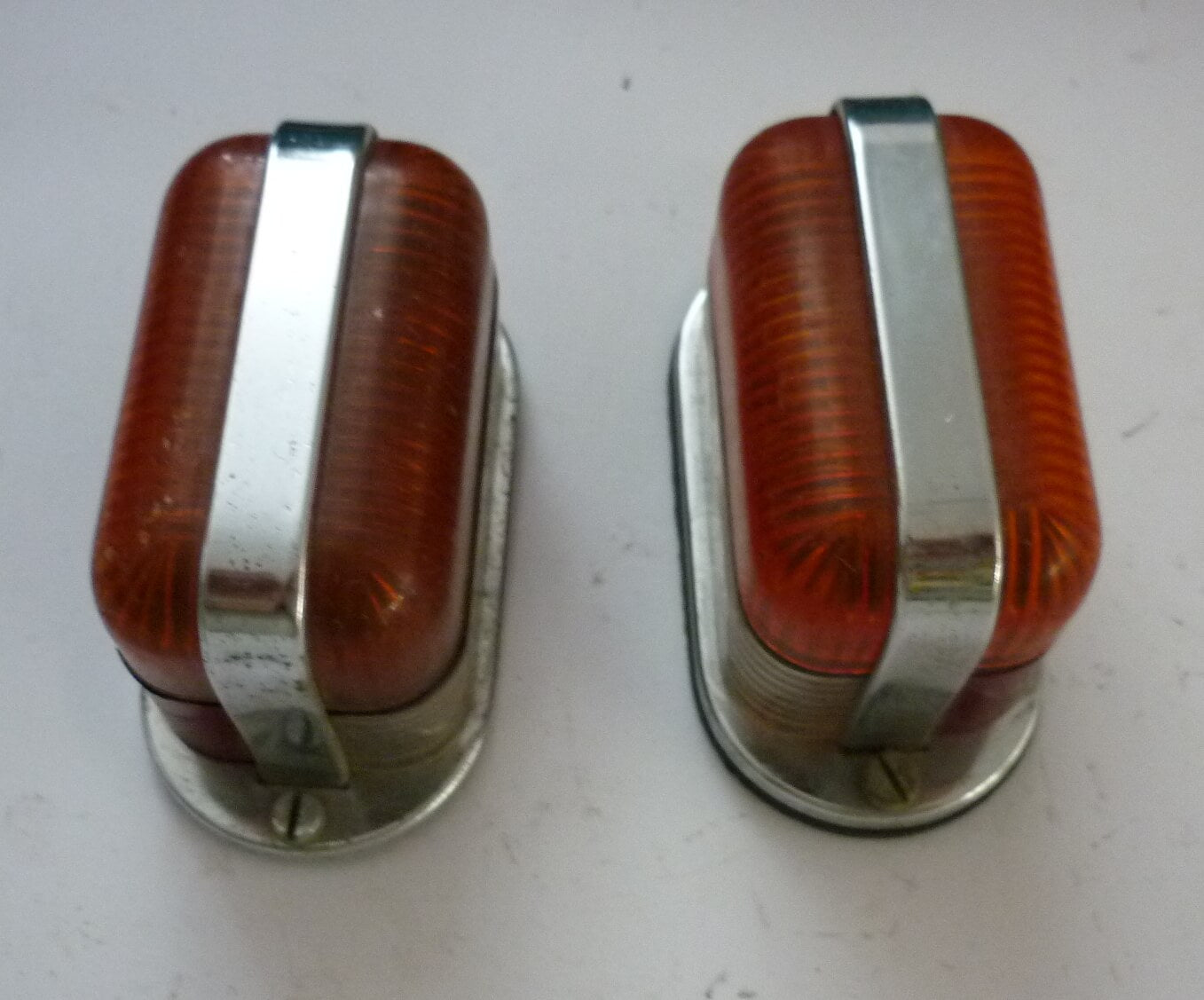 Begrenzungsleuchtensatz, Metall, rot / weisses Glas, Ape ?