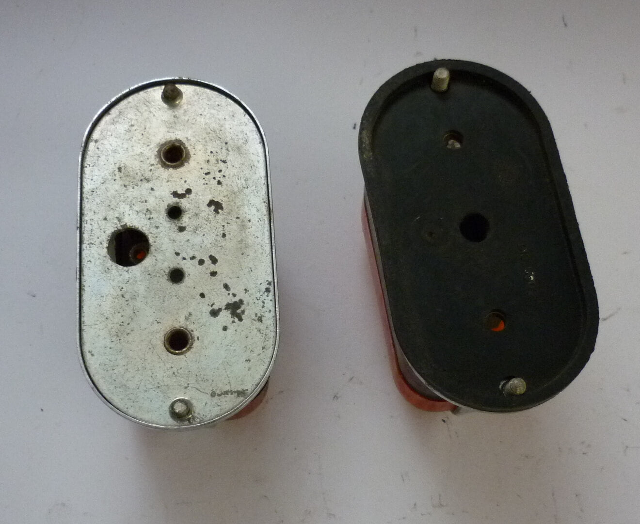Begrenzungsleuchtensatz, Metall, rot / weisses Glas, Ape ?