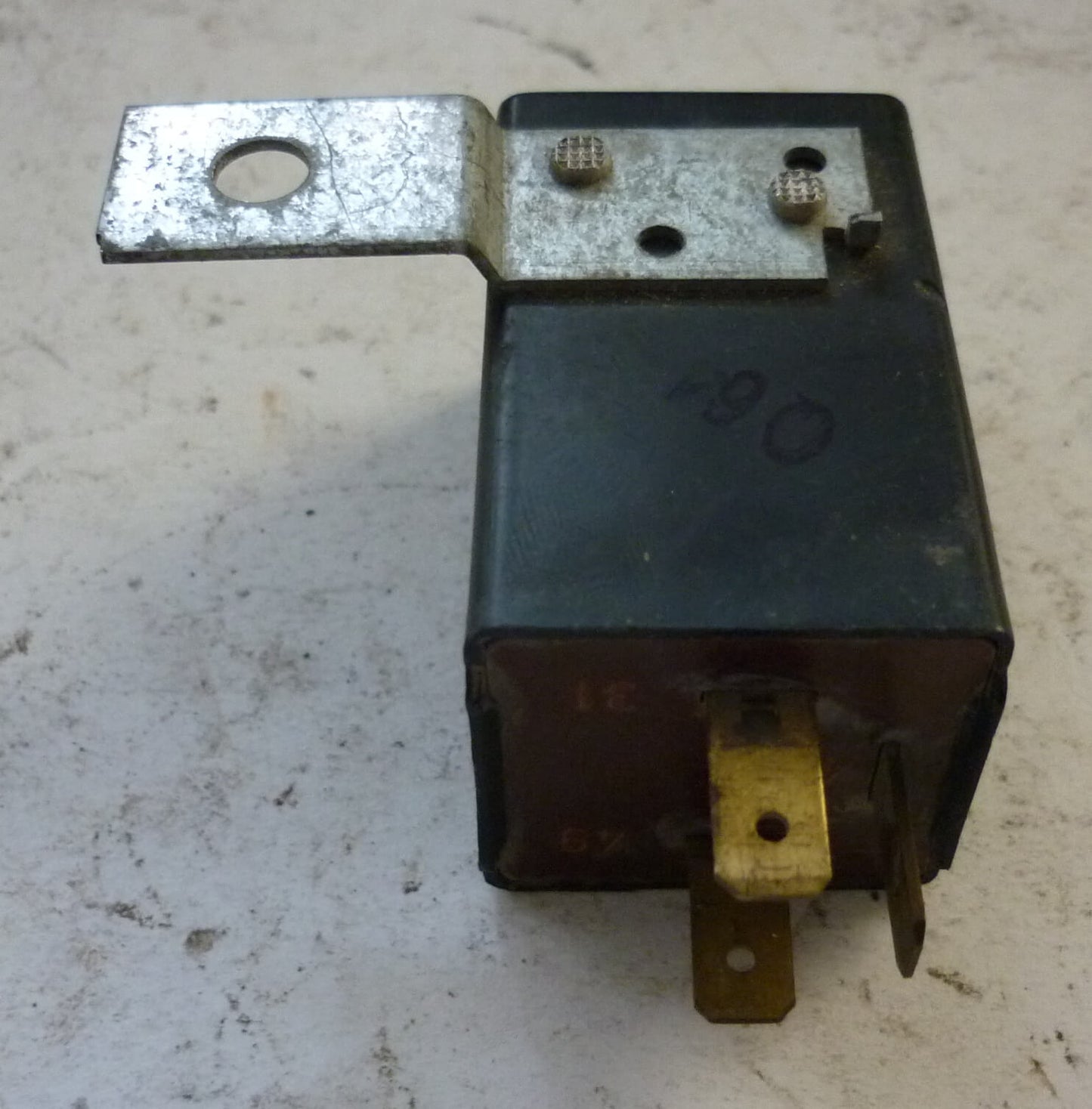Electronic indicator relay with bracket, HELLA, TBB 34, Vespa P X80-200 /​ PE / ​Lusso /​ T5 /​ Cosa