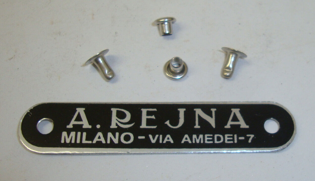 Schild mit Nieten, "A.REJUNA", schwarz