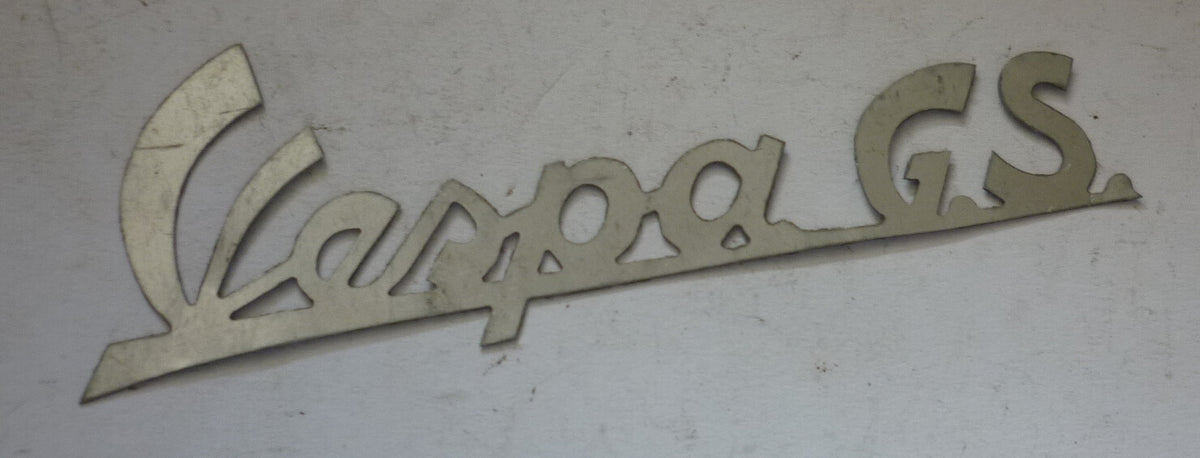 Scritta con fori, corsivo, alluminio, "Vespa GS"