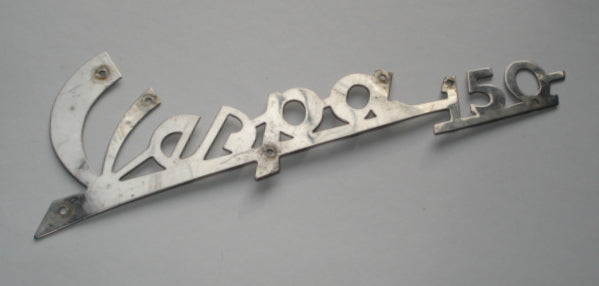 Schriftzug mit Bohrungen, kursiv, "Vespa 150"
